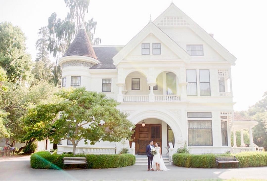wedding photograph in front of mansion